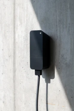 Amina S 32A ladeboks, 22 kW, 3-faset, inkl. 6 meter kabel, sort