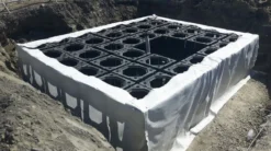 Combigrid 5,0 x 50 m, 310 g forstærket geotekstil, 12 x 12 mm