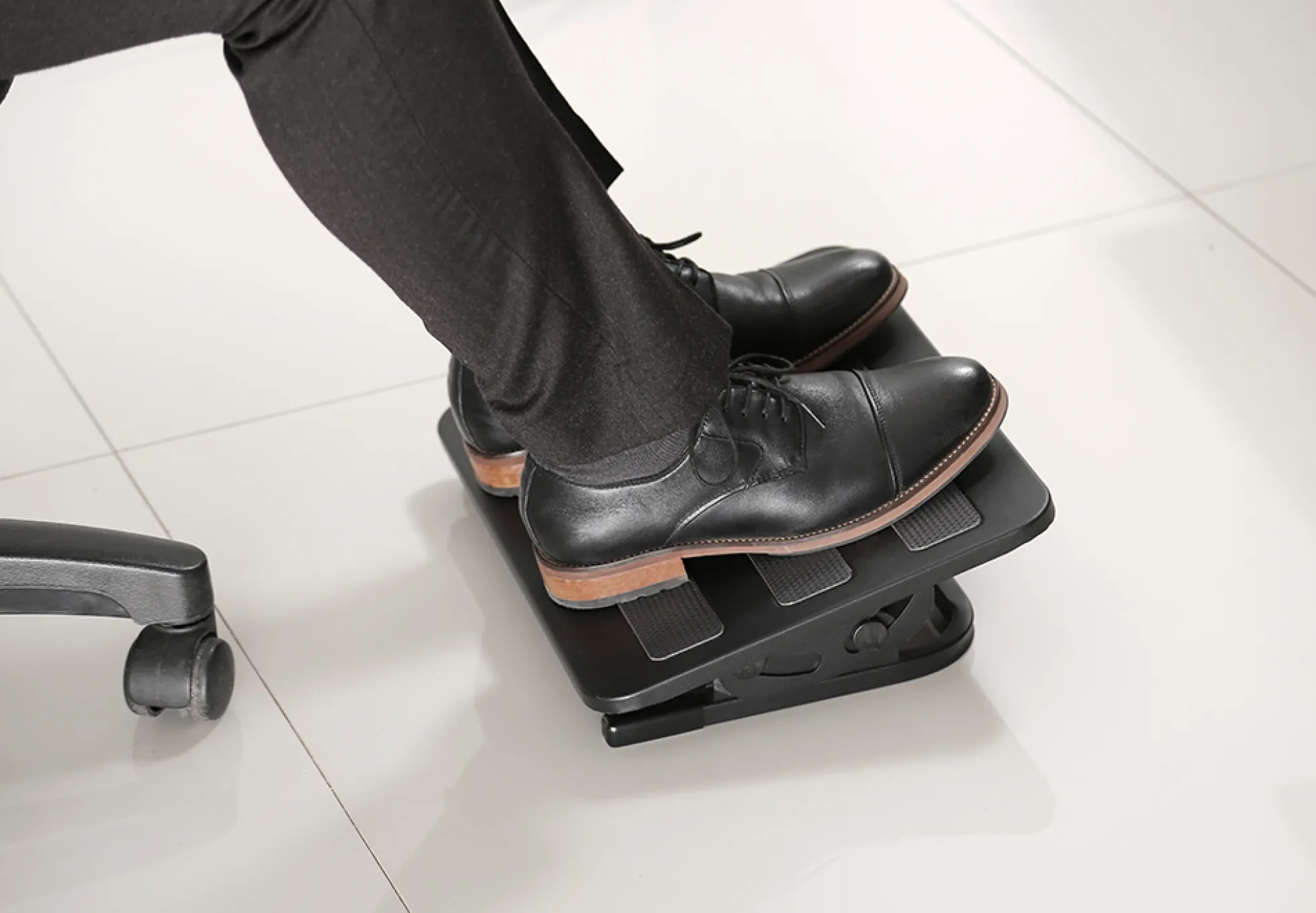 DELTACO OFFICE Ergonomisk fodstøtte i stål