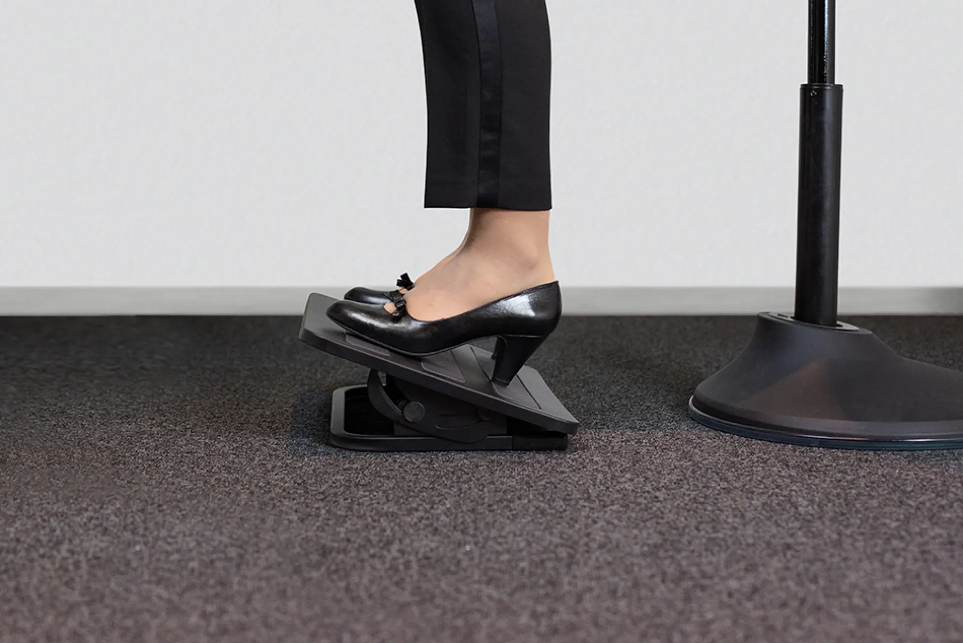 DELTACO OFFICE Ergonomisk fodstøtte i stål