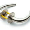 Dørgreb CU-form m/roset, 58-82 mm, L18, monteret, massiv roset ø50x2mm, rustfrit stål, børstet stål