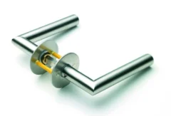 Dørgreb G-form, med roset, 40-65 mm, Ø18, monteret massiv roset Ø50x2mm