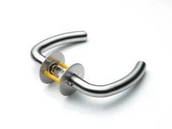 Dørgreb K-form, med roset 40-65, L18, monteret massiv roset Ø50x2mm