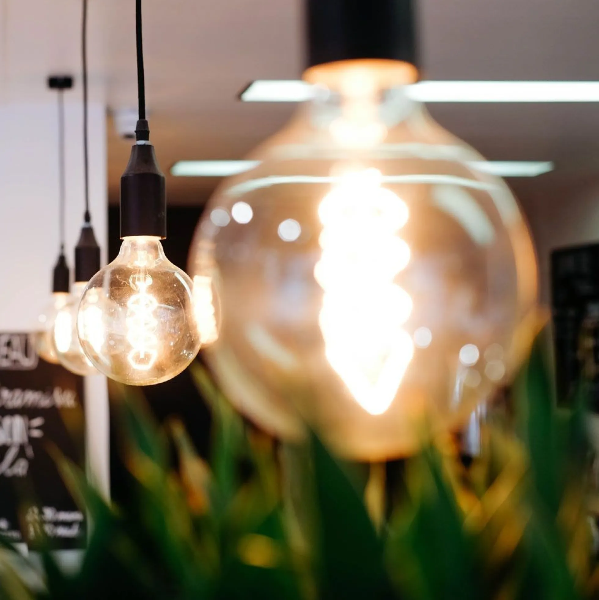 E27 4W LED pære, G95, spiral filament, amber glas, flicker free, dæmpbar, 2200K