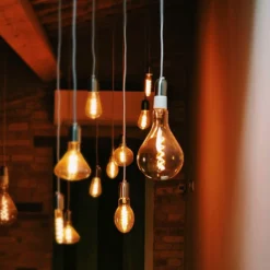 E27 8W LED pære, PS160, spiral filament, amber glas, 500lm, dæmpbar, 1800K