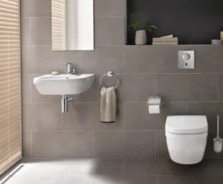 Grohe Euro Ceramic kompakt væghængt toilet, krom
