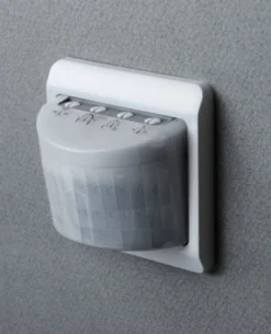 IHC Control, OPUS 66 PIR 24V bevægelsessensor med 180° i 2 zoner à 90° dækningsvinkel, 10 til 28Vdc, 1 modul, klar (sensor glas udgør alt afdækning) – Lauritz Knudsen