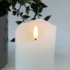 LED bloklys med flammeeffekt, hvid, 15 cm høj, Ø7,5 cm, fjernbetjening, timer, ægte stearin