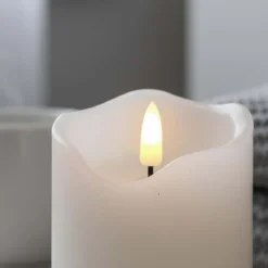 LED bloklys med flammeeffekt, hvid, 15 cm høj, Ø7,5 cm, fjernbetjening, timer, ægte stearin