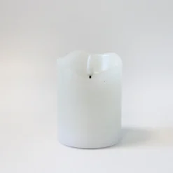 LED bloklys med flammeeffekt og fjernbetjening, hvid, 10 cm høj, Ø7,5 cm, ægte stearin