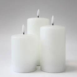 LED bloklys med flammeeffekt, hvid - 3 stk, inkl. fjernbetjening og timer, 10/12,5/15 cm høj, Ø7,5 cm, ægte stearin
