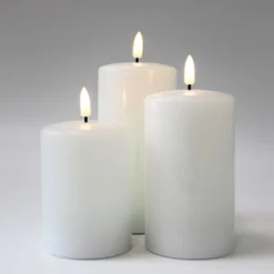 LED bloklys med flammeeffekt, hvid - 3 stk, inkl. fjernbetjening og timer, 10/12,5/15 cm høj, Ø7,5 cm, ægte stearin