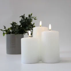 LED bloklys med flammeeffekt, hvid - 3 stk, inkl. fjernbetjening og timer, 10/12,5/15 cm høj, Ø7,5 cm, ægte stearin