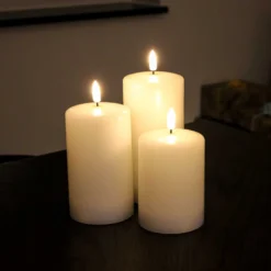 LED bloklys med flammeeffekt, hvid - 3 stk, inkl. fjernbetjening og timer, 10/12,5/15 cm høj, Ø7,5 cm, ægte stearin