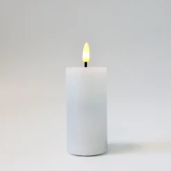 LED bloklys med flammeeffekt, hvid, 10 cm høj, Ø5 cm, fjernbetjening, timer, ægte stearin
