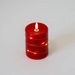 LED bloklys med lyskæde, flammeeffekt, rød stearin, 10 cm høj, Ø7,5 cm, fjernbetjening