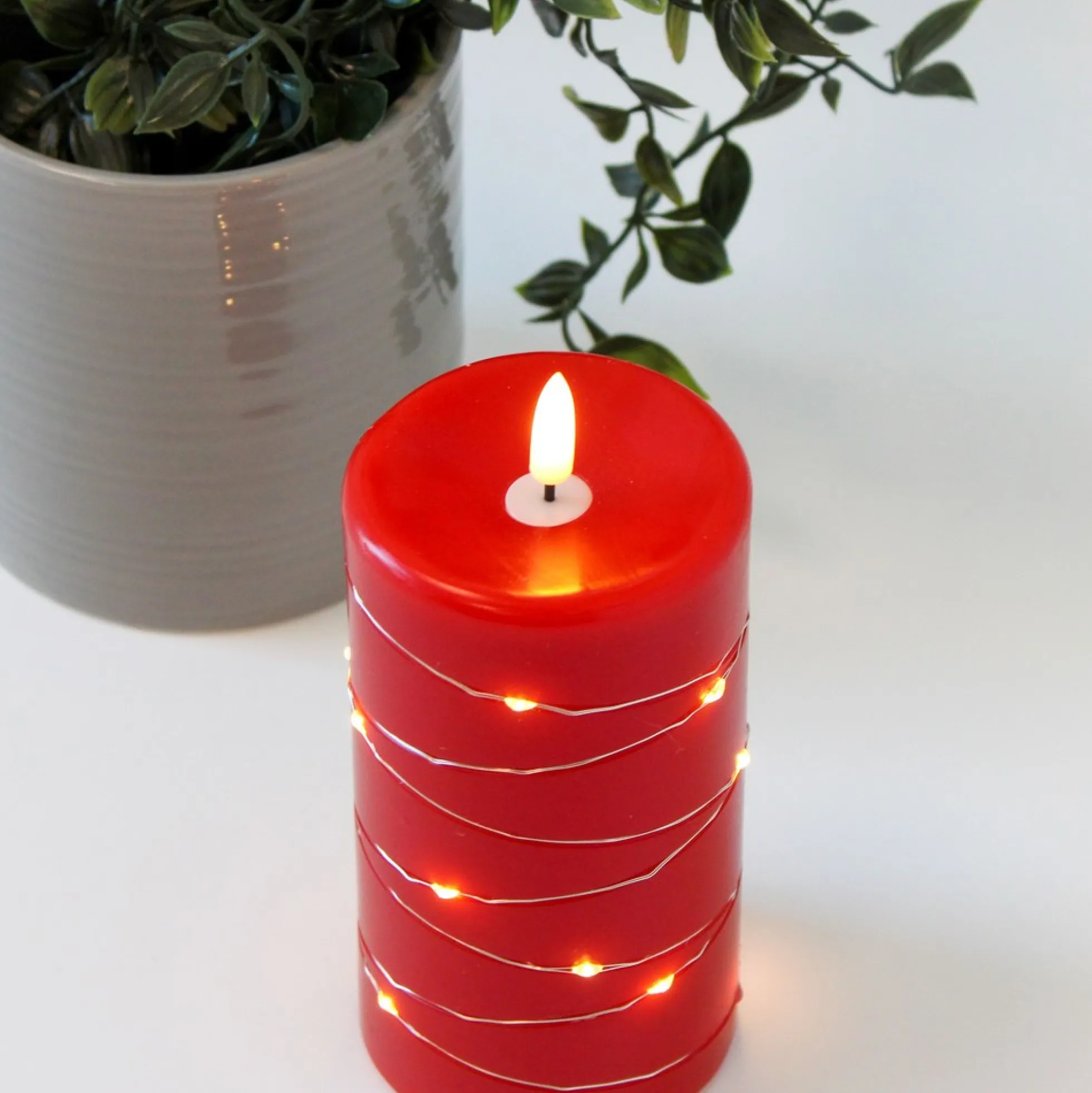 LED bloklys med lyskæde og flammeeffekt, 15 cm, rød stearin, fjernbetjening