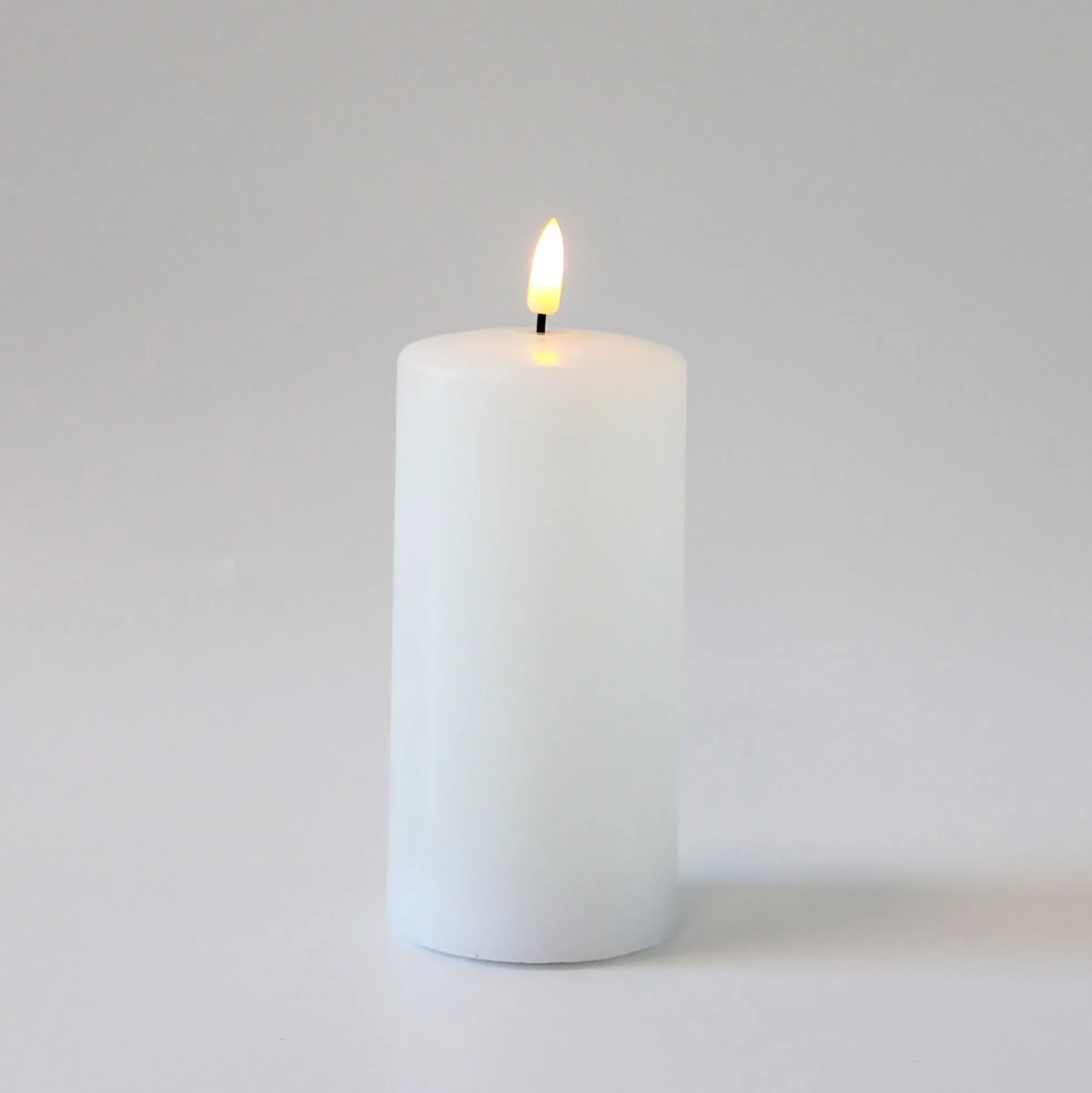LED bloklys med smelte-look og flammeeffekt, inkl. fjernbetjening og timer, 15 cm høj, Ø7,5 cm, ægte stearin