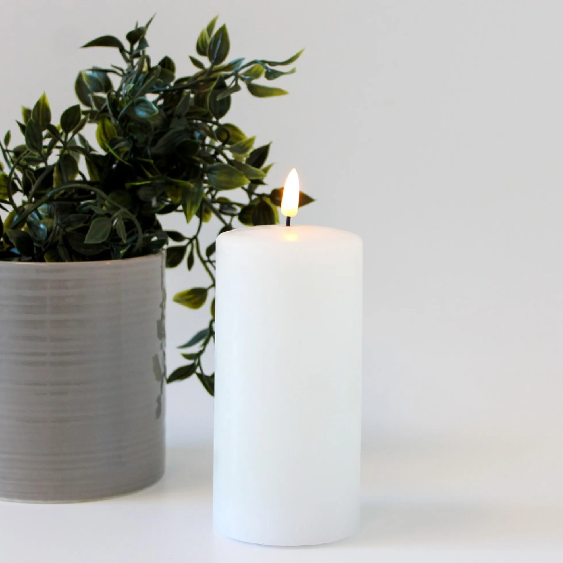 LED bloklys med smelte-look og flammeeffekt, inkl. fjernbetjening og timer, 15 cm høj, Ø7,5 cm, ægte stearin