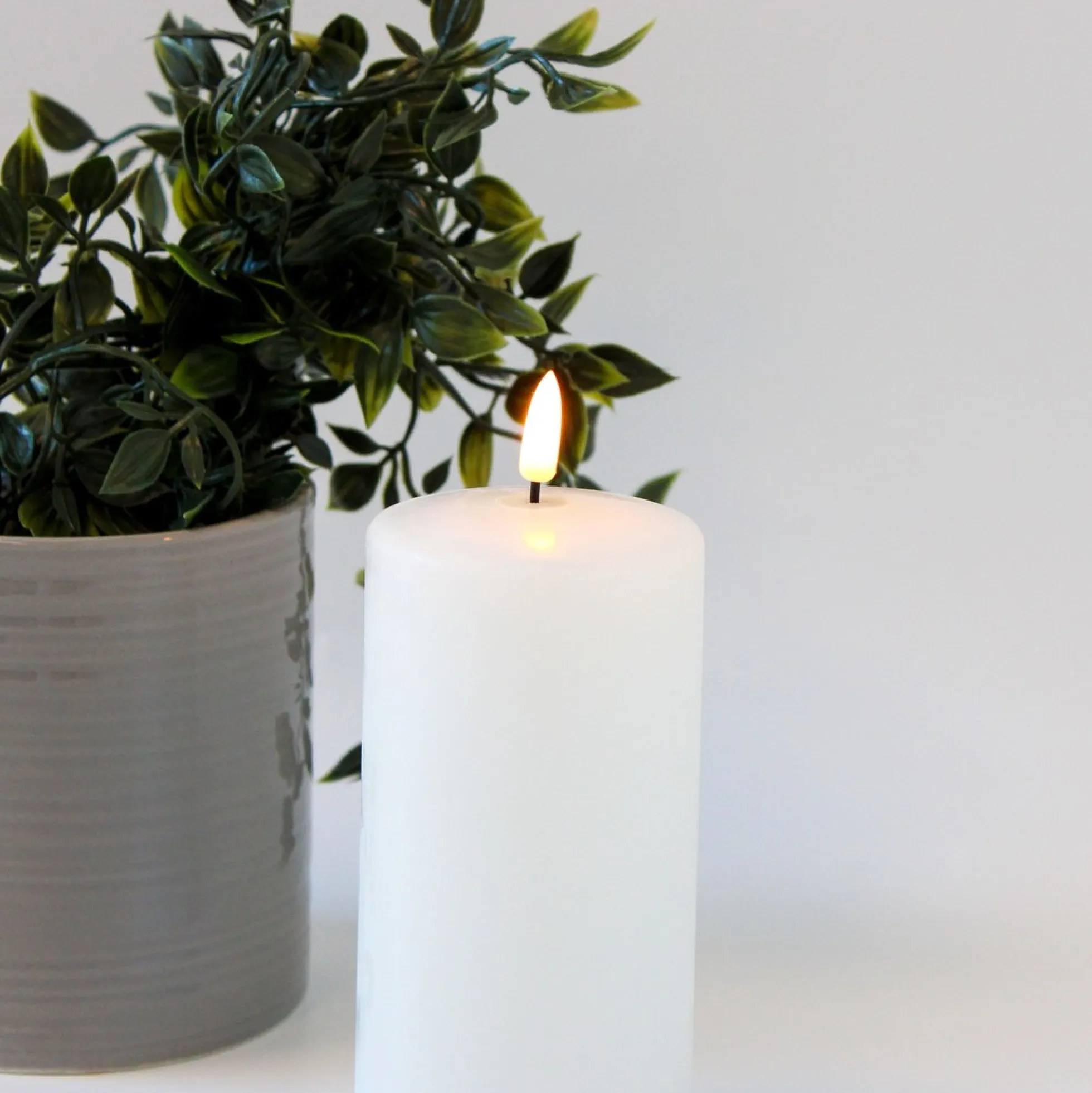 LED bloklys med smelte-look og flammeeffekt, inkl. fjernbetjening og timer, 15 cm høj, Ø7,5 cm, ægte stearin