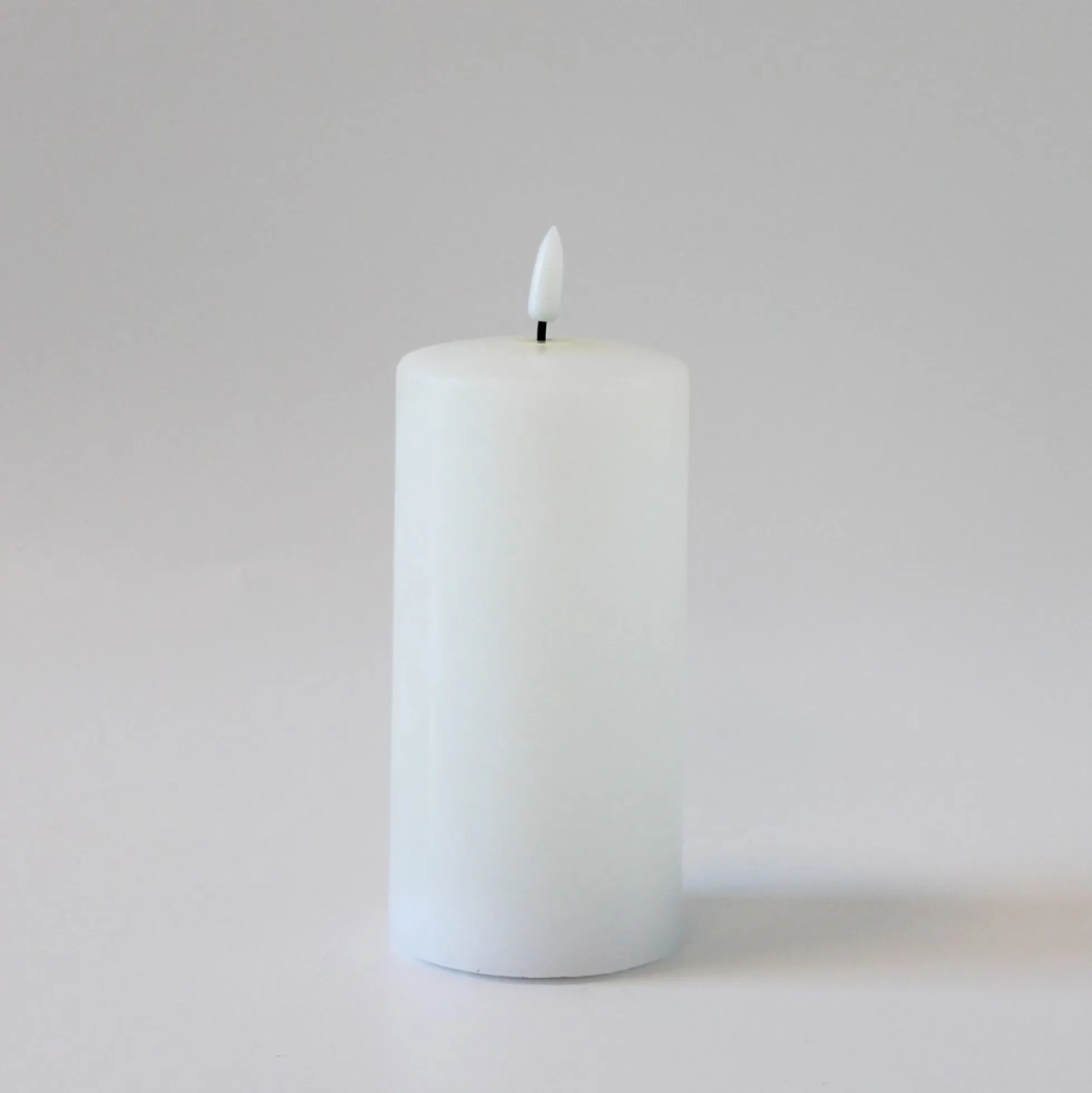 LED bloklys med smelte-look og flammeeffekt, inkl. fjernbetjening og timer, 15 cm høj, Ø7,5 cm, ægte stearin