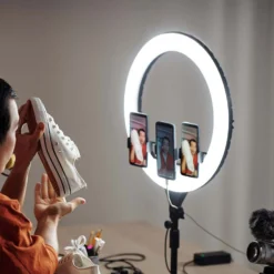 LED ring light med stativ, 55W, Ø44cm, 3 telefonholdere, fjernbetjening, 3200K-5800K, 3-i-1 kulør