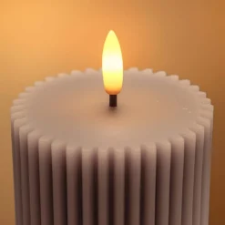 LED Timeglas lys, 23 cm høj, med flammeeffekt i grå - Ø7,5 cm, fjernbetjening, timer og ægte stearin