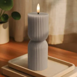 LED Timeglas lys, 23 cm høj, med flammeeffekt i grå - Ø7,5 cm, fjernbetjening, timer og ægte stearin
