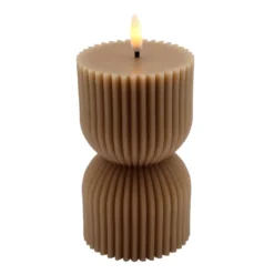 LED Timeglas lys med flammeeffekt, brun stearin, fjernbetjening, timer, 13,5 cm høj, Ø7,5 cm