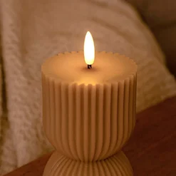 LED Timeglas lys med flammeeffekt, brun stearin, fjernbetjening, timer, 13,5 cm høj, Ø7,5 cm
