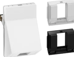 LK FUGA® – Skråt dataudtag til 1 stk. keystone konnektor, standard og large keystone port medfølger, 1½ modul, hvid