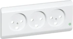 LK OPUS® 66, Afdækning til vandret tripel stikkontakt med jord og integreret ramme, 2½ modul – Lauritz Knudsen