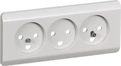 LK OPUS® 66, Afdækning til vandret tripel stikkontakt med jord og integreret ramme, 2½ modul – Lauritz Knudsen