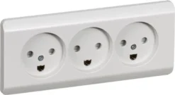 LK OPUS® 66, Tripel stikkontakt med jord og integreret ramme, 2½ modul – Lauritz Knudsen
