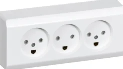 LK OPUS® 66, Tripel stikkontakt med jord, to tændinger og indbygget i underlag, 2½ modul – Lauritz Knudsen