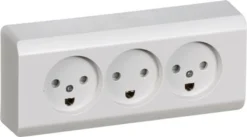 LK OPUS® 66, Tripel stikkontakt med jord og indbygget i underlag, 2½ modul – Lauritz Knudsen