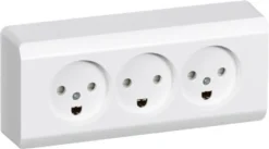 LK OPUS® 66, Tripel stikkontakt med jord og indbygget i underlag, 2½ modul – Lauritz Knudsen