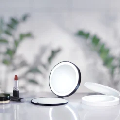 Make-up spejl med LED-lys, lomme model, genopladeligt batteri, 7x forstørrelse, sort, - Smedbo