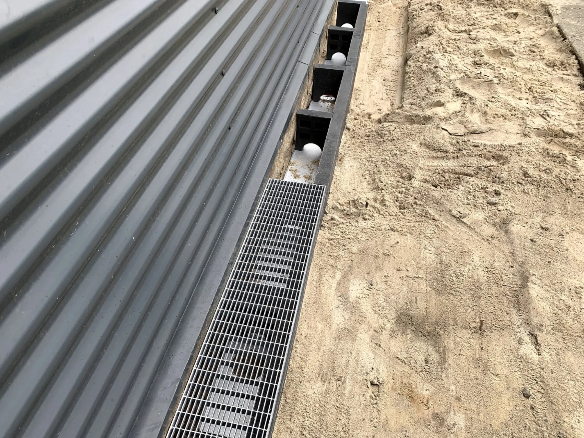 Sokkelaffugter Dutra, 200 x 180 x 1000 mm, plast, uden bund og rist