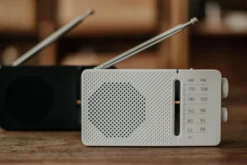 SR-36, sort, AM/FM analog lommeradio, med indbygget højttaler