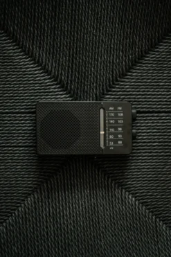 SR-36, sort, AM/FM analog lommeradio, med indbygget højttaler