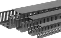 Tipo E/4: Opslidset ledningskanal med låg, 4 mm slidser, 6 mm fingre – Canalplast - 2 meter