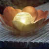 Veli solcelle lotus blomst, i metal, med Ø7cm glaskugle, guld