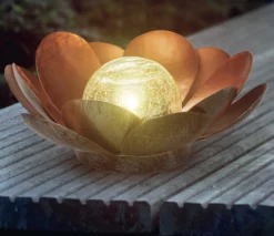 Veli solcelle lotus blomst, i metal, med Ø7cm glaskugle, guld