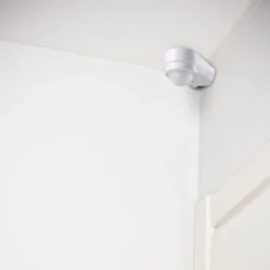 V-Tac bevægelsessensor - LED-venlig, hvid, justerbar vinkel, PIR infrarød, IP65 udendørs - 230V IP65