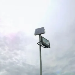 25W Solara LED projektør med solcelle, 550lm, IP65, sort, inkl. fjernbetjening og solpanel, 6000K - Kulør