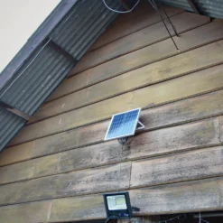 20W solcelle LED projektør, 1650lm, IP65, 6000K, sort, inkl. solpanel og fjernbetjening - Kulør: Kold